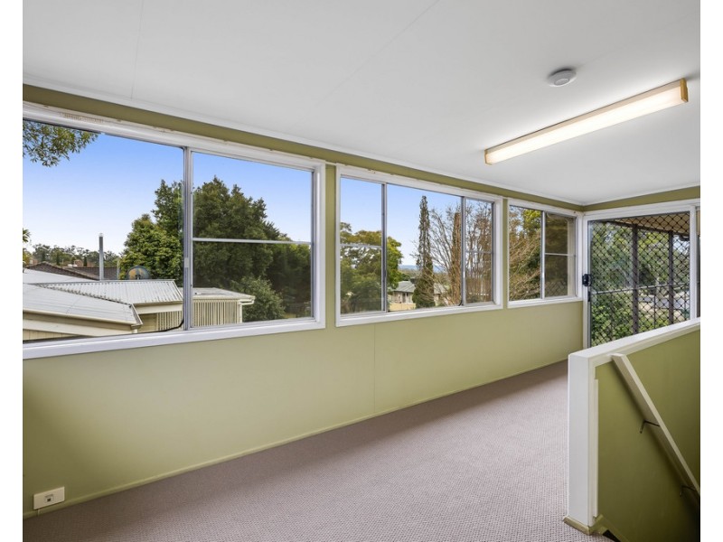 3 Ure Street, Mount Lofty QLD 4350