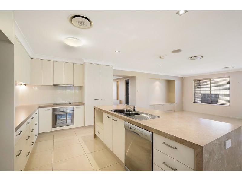 4 Saba Court, Middle Ridge QLD 4350