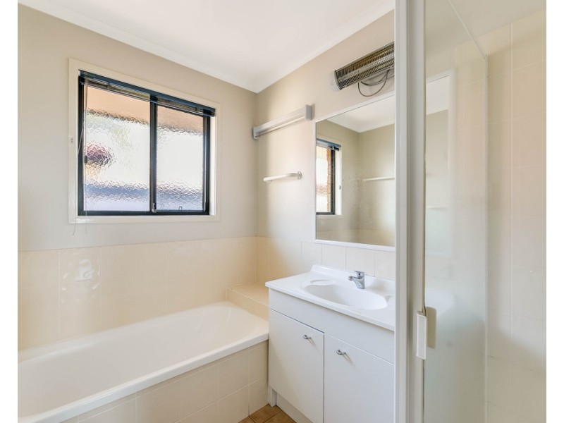 2 Hillcrest Court, Kearneys Spring QLD 4350