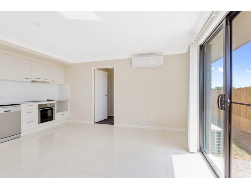 2/2 Myrtleford Crescent, Cambooya QLD 4358