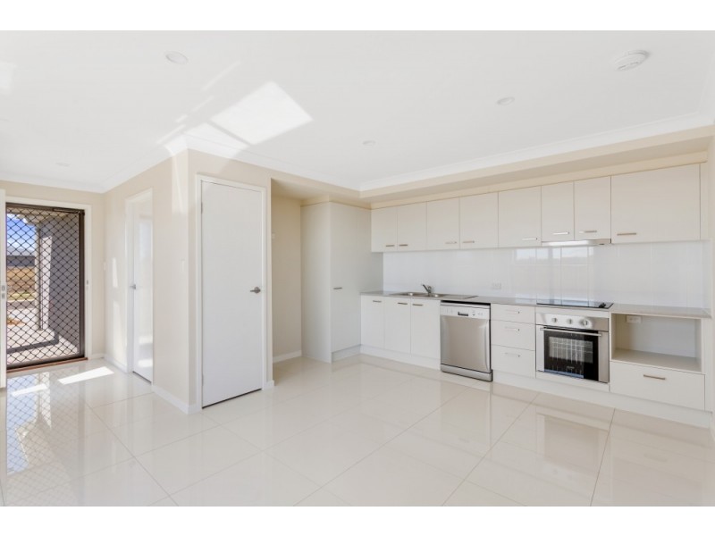 2/2 Myrtleford Crescent, Cambooya QLD 4358