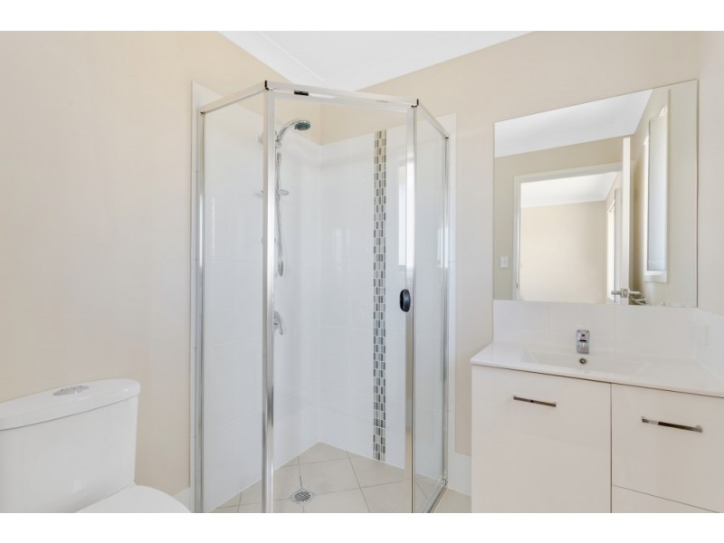 2/2 Myrtleford Crescent, Cambooya QLD 4358