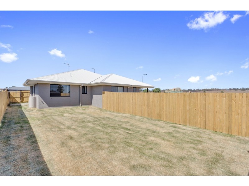 2/2 Myrtleford Crescent, Cambooya QLD 4358