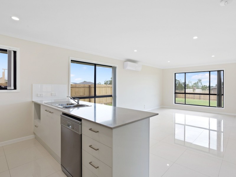 24 Myrtleford Crescent, Cambooya QLD 4358