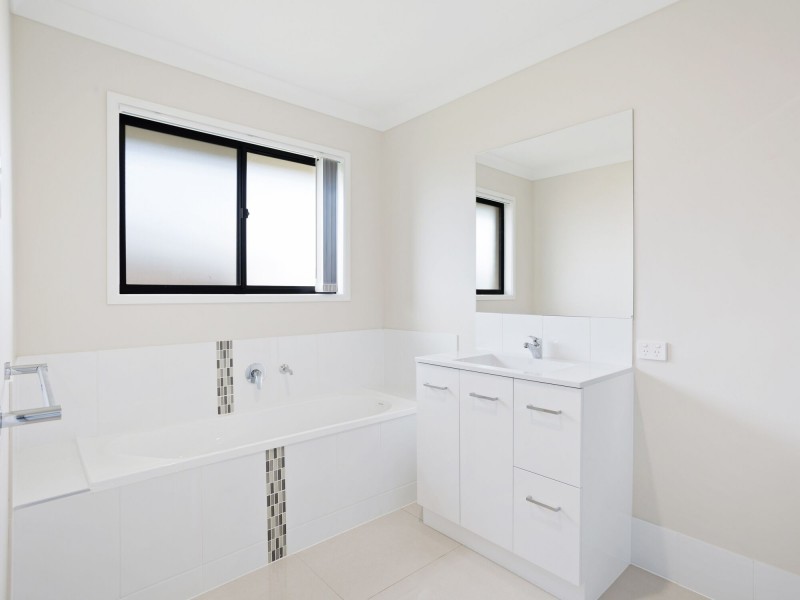 24 Myrtleford Crescent, Cambooya QLD 4358