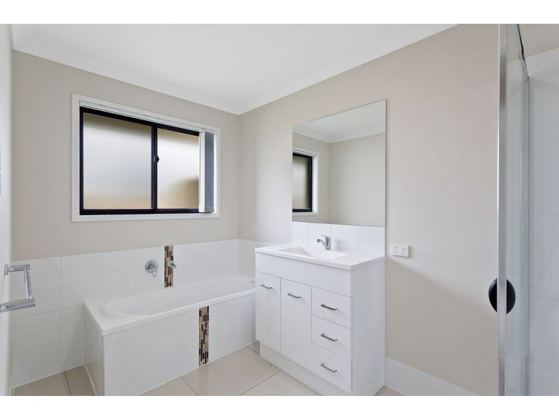 11 Myrtleford Crescent, Cambooya QLD 4358