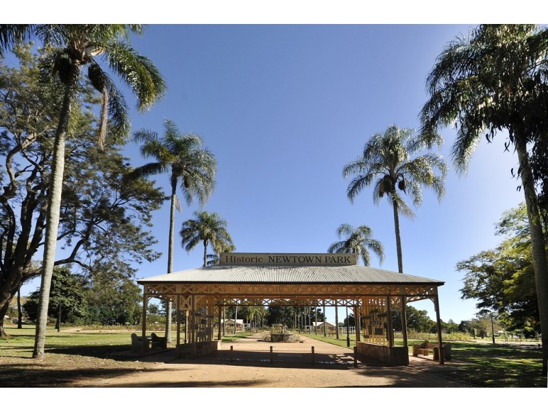 2/106 Taylor Street, Newtown QLD 4350