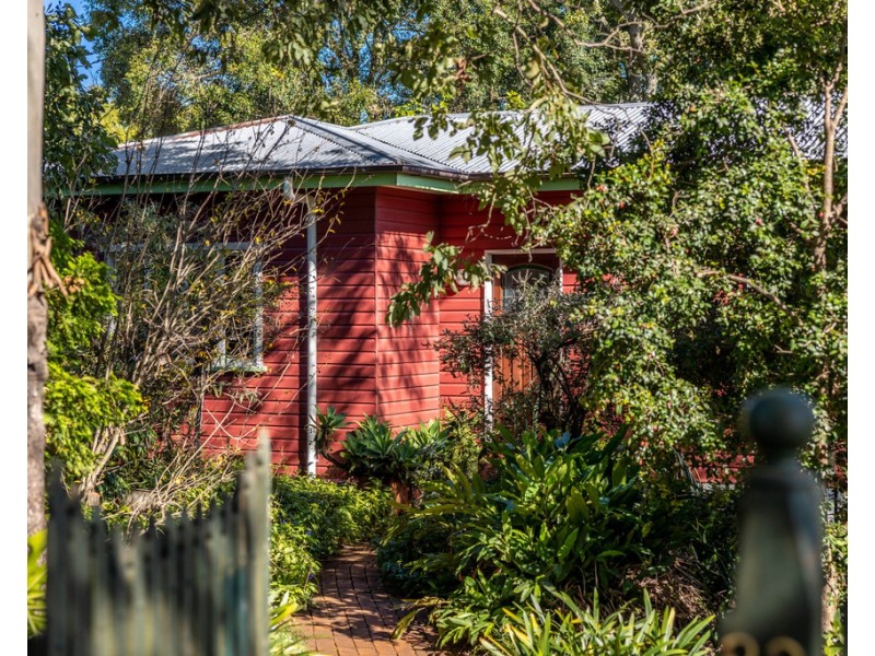 83 MacKenzie Street, Mount Lofty QLD 4350