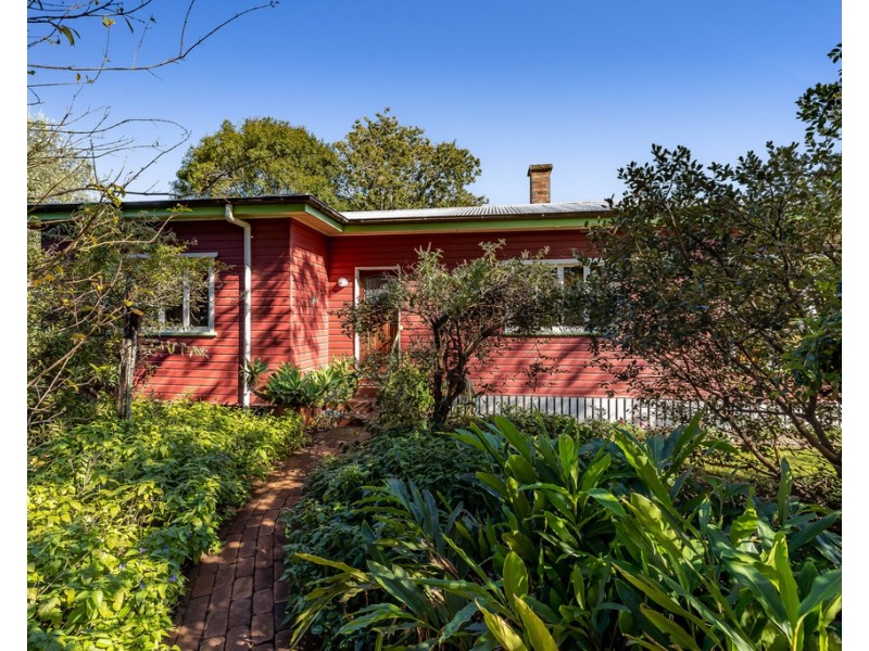 83 MacKenzie Street, Mount Lofty QLD 4350