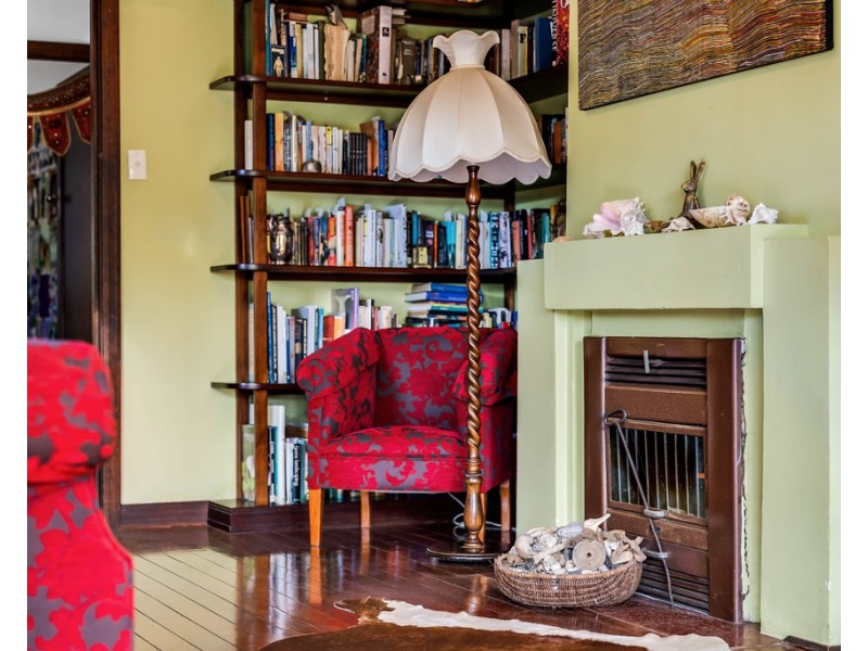 83 MacKenzie Street, Mount Lofty QLD 4350