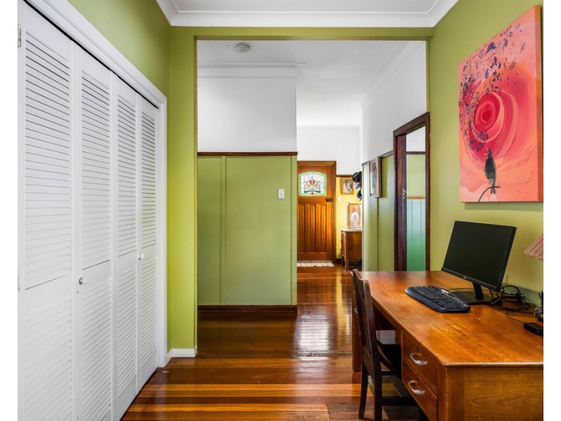 83 MacKenzie Street, Mount Lofty QLD 4350