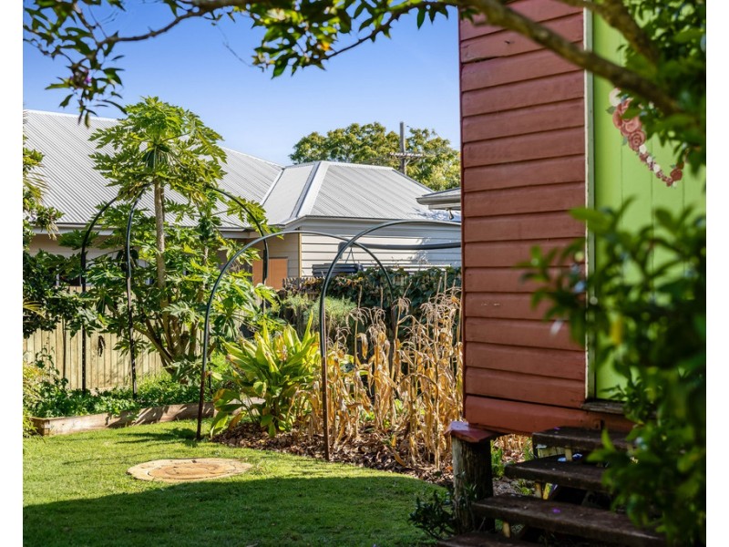 83 MacKenzie Street, Mount Lofty QLD 4350