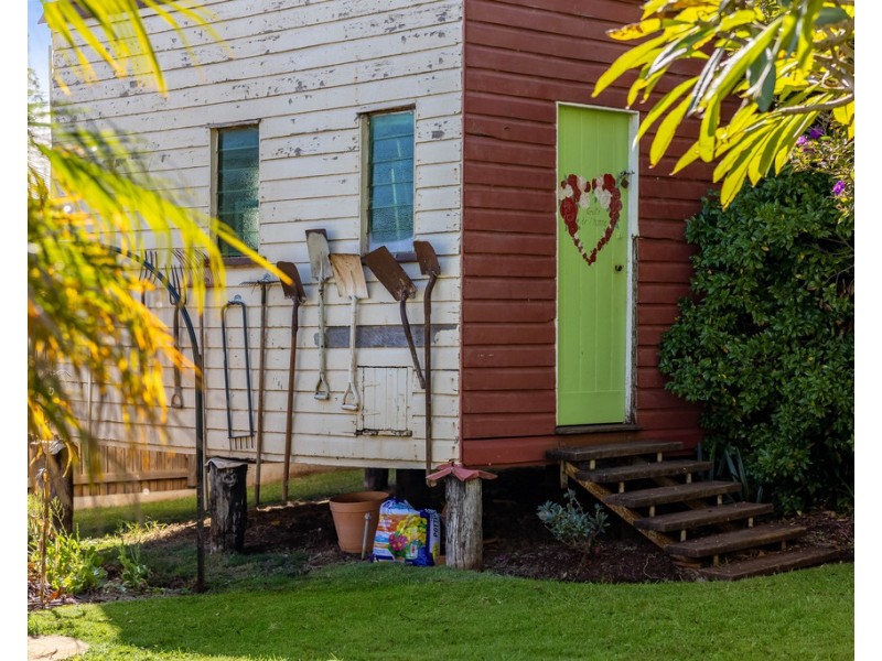 83 MacKenzie Street, Mount Lofty QLD 4350
