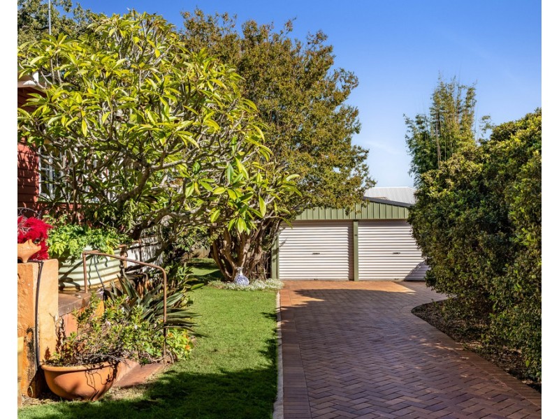83 MacKenzie Street, Mount Lofty QLD 4350