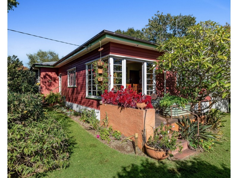 83 MacKenzie Street, Mount Lofty QLD 4350