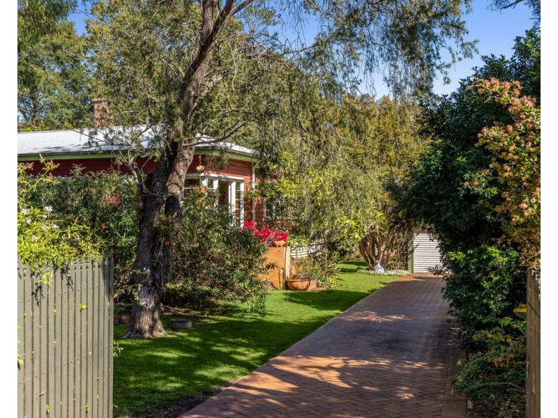 83 MacKenzie Street, Mount Lofty QLD 4350