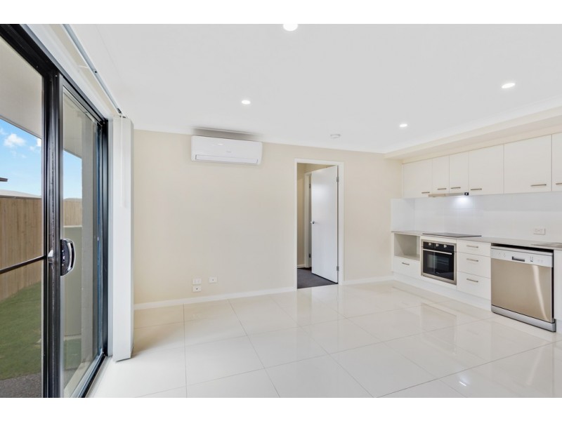 2/7 Myrtleford Crescent, Cambooya QLD 4358
