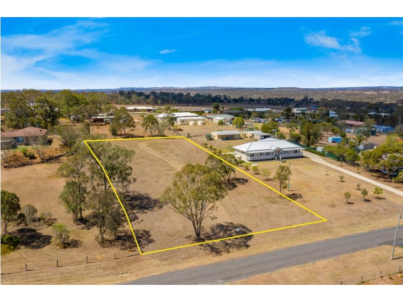15 Neville Street, Meringandan West QLD 4352