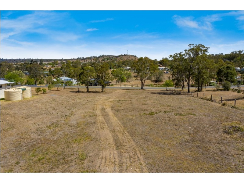 15 Neville Street, Meringandan West QLD 4352