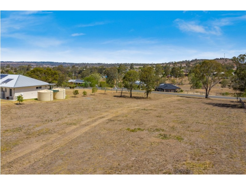 15 Neville Street, Meringandan West QLD 4352