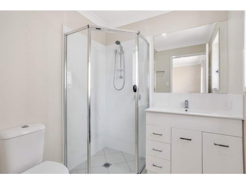 2/27 Myrtleford Crescent, Cambooya QLD 4358