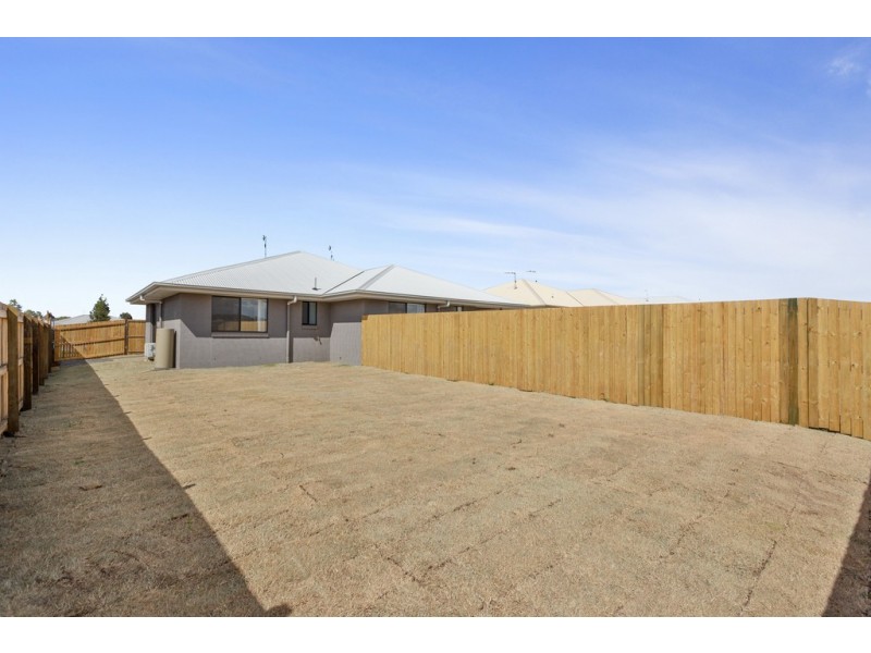 2/27 Myrtleford Crescent, Cambooya QLD 4358