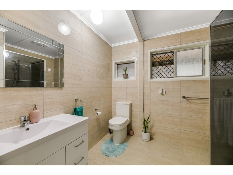 25 Welcombe Avenue, Rockville QLD 4350