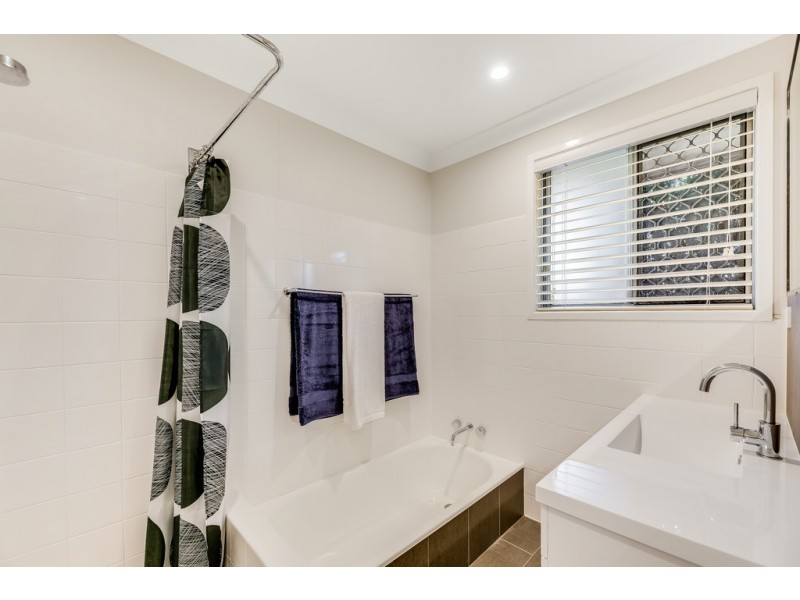 18 Nugent Crescent, Wilsonton QLD 4350