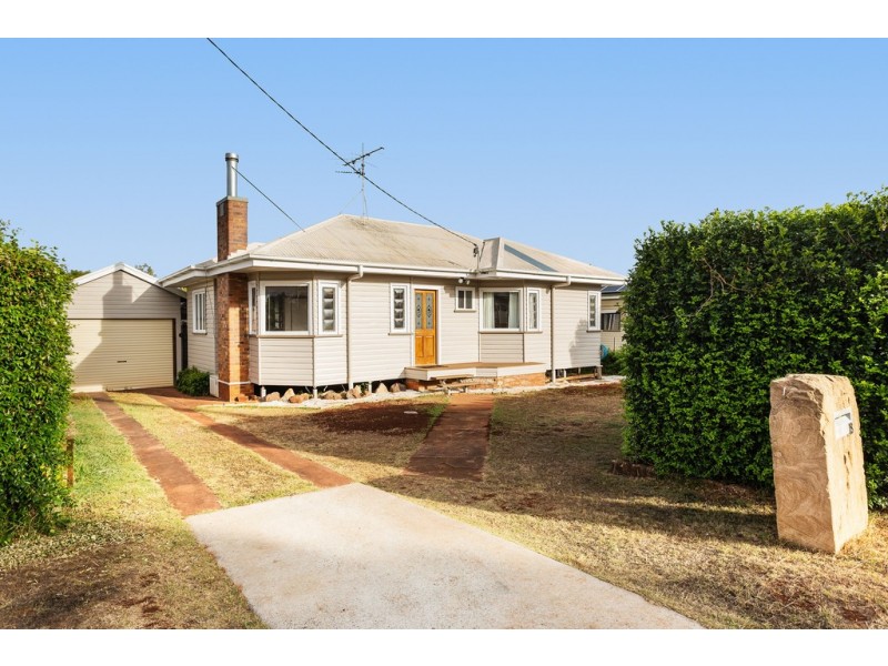 18 Lloyd Street, Harristown QLD 4350
