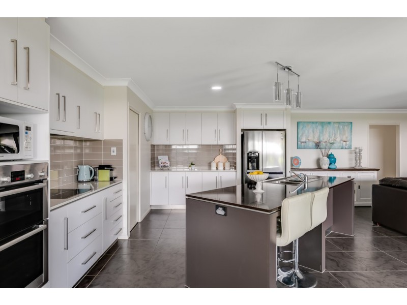 9 Schneider Court, Middle Ridge QLD 4350