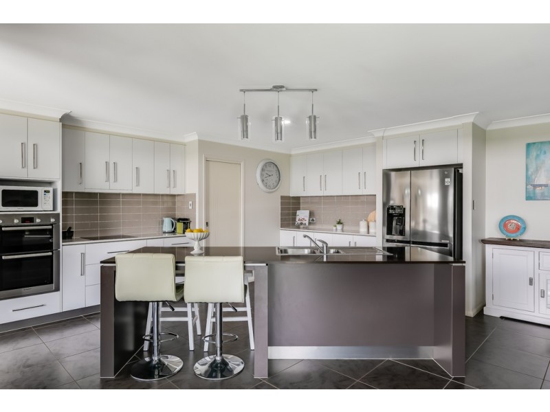 9 Schneider Court, Middle Ridge QLD 4350