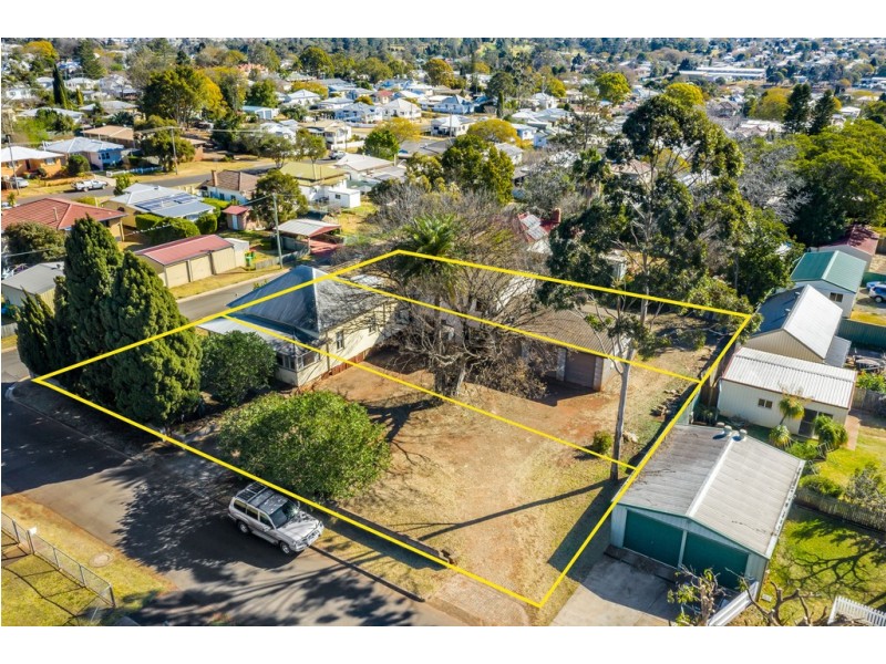 4 Hopkins Street, South Toowoomba QLD 4350