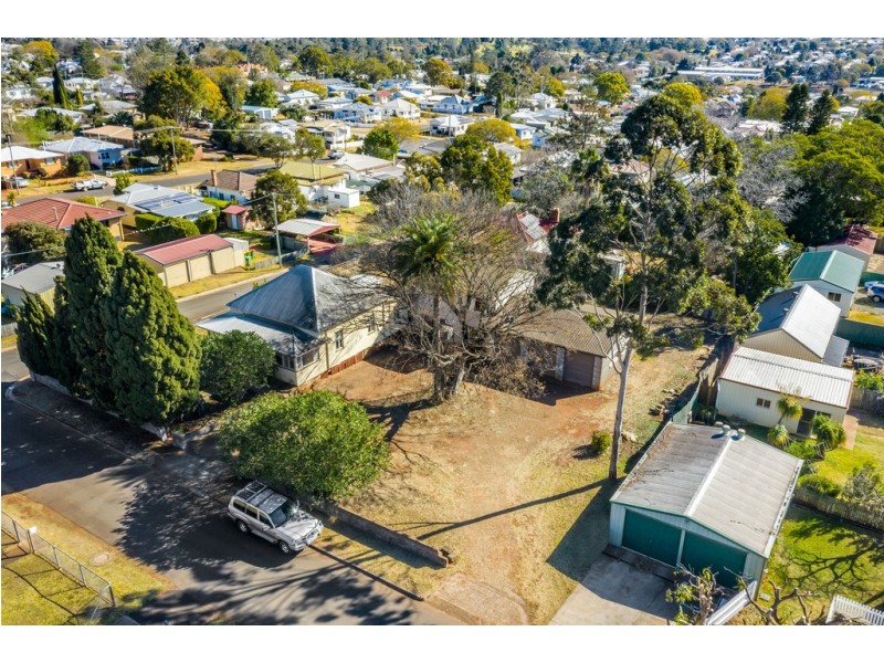 4 Hopkins Street, South Toowoomba QLD 4350