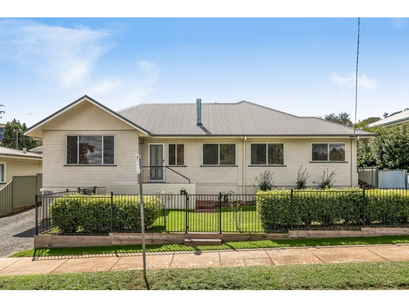 9 Spieker Street, Mount Lofty QLD 4350