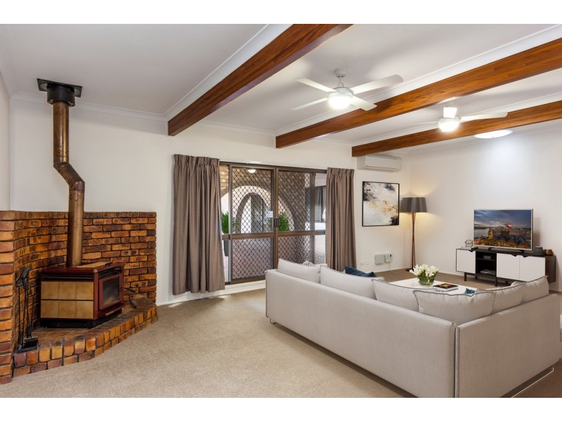 8 Kensington Drive, Withcott QLD 4352