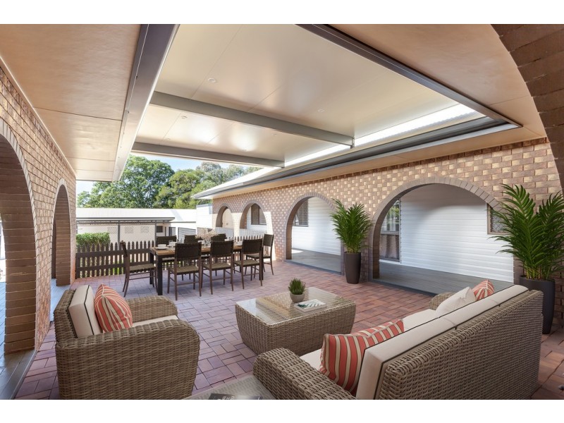 8 Kensington Drive, Withcott QLD 4352