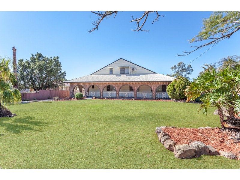 8 Kensington Drive, Withcott QLD 4352