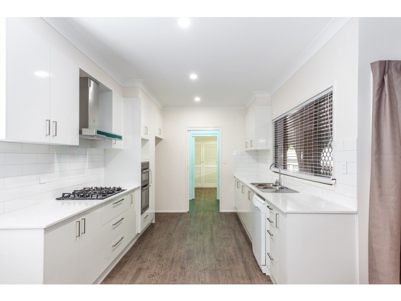 8 Kensington Drive, Withcott QLD 4352