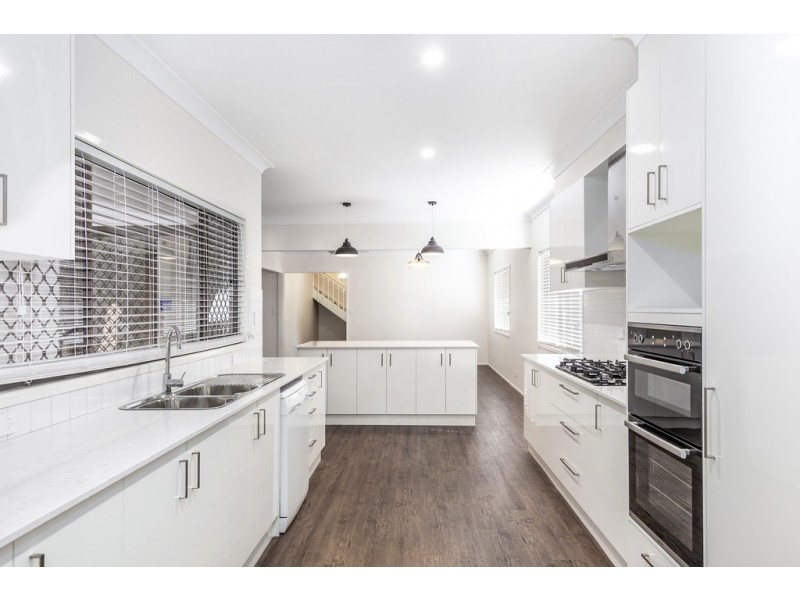 8 Kensington Drive, Withcott QLD 4352