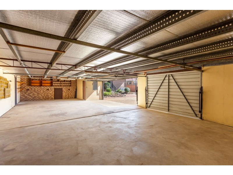 8 Kensington Drive, Withcott QLD 4352