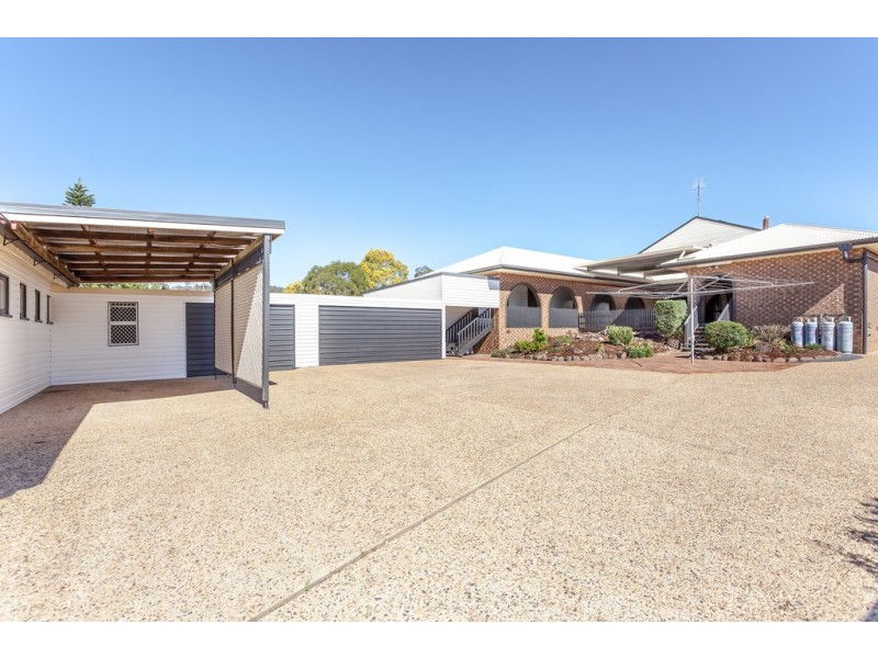 8 Kensington Drive, Withcott QLD 4352