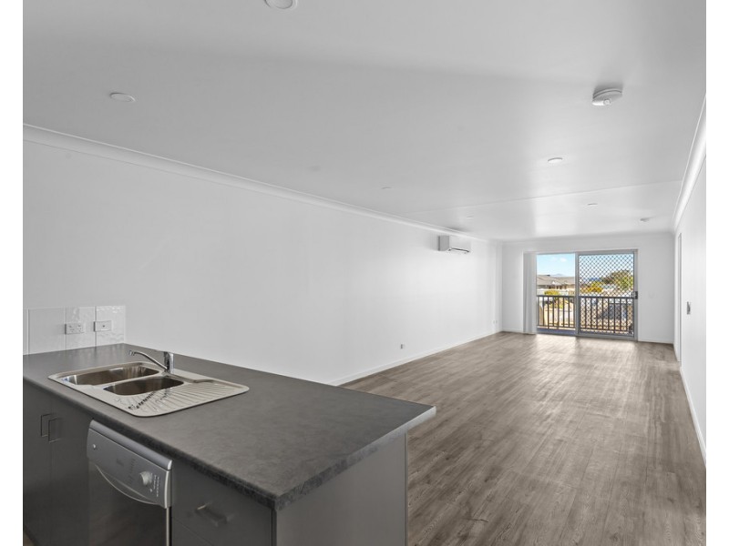 2/92 Sanctuary Drive, Cranley QLD 4350