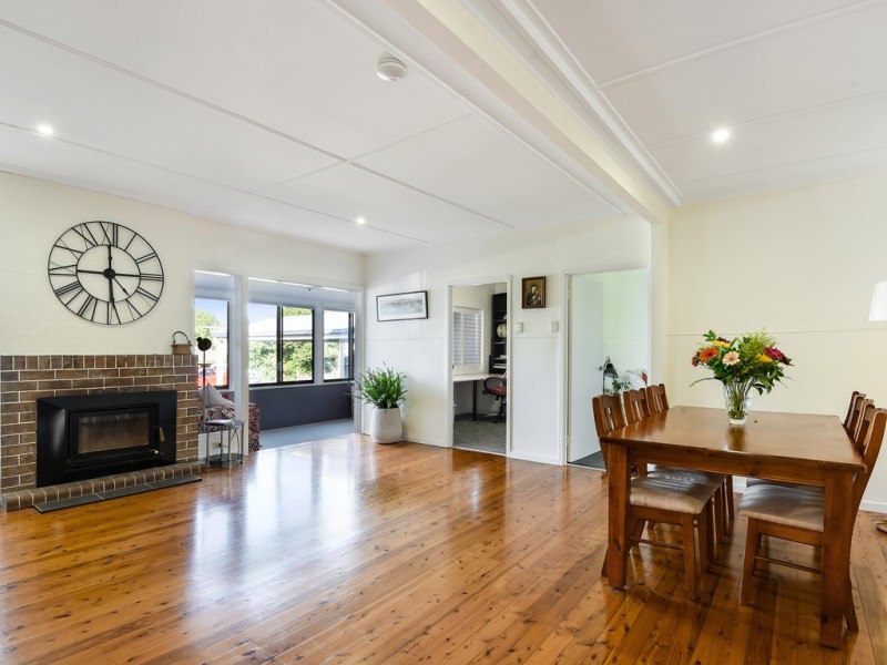 8 Ross Street, Mount Lofty QLD 4350