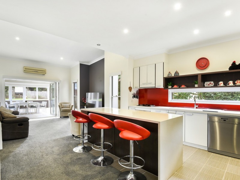 8 Ross Street, Mount Lofty QLD 4350