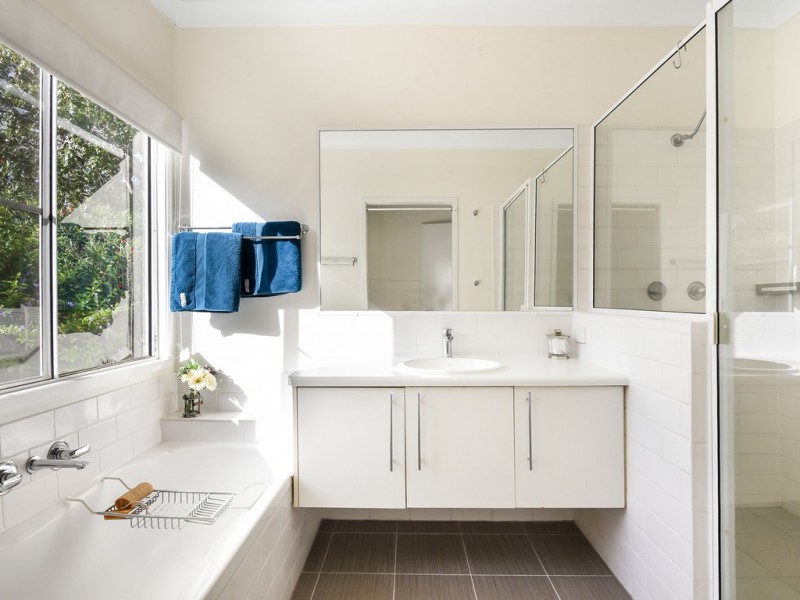 8 Ross Street, Mount Lofty QLD 4350