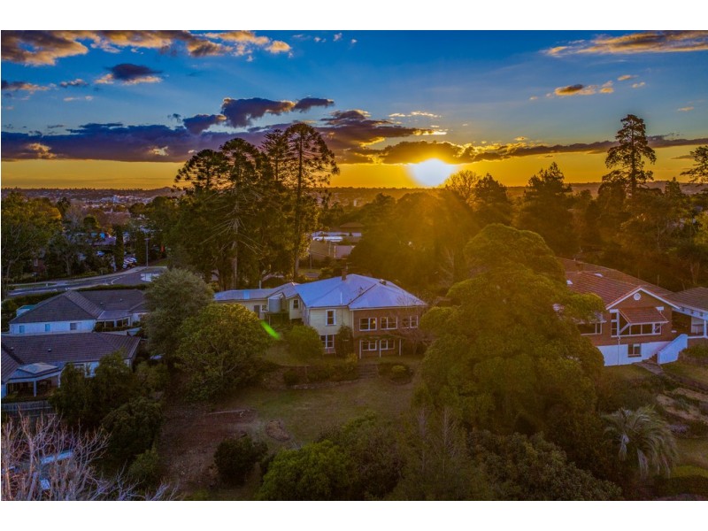 10 Dawnie Street, East Toowoomba QLD 4350