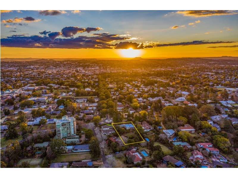 10 Dawnie Street, East Toowoomba QLD 4350