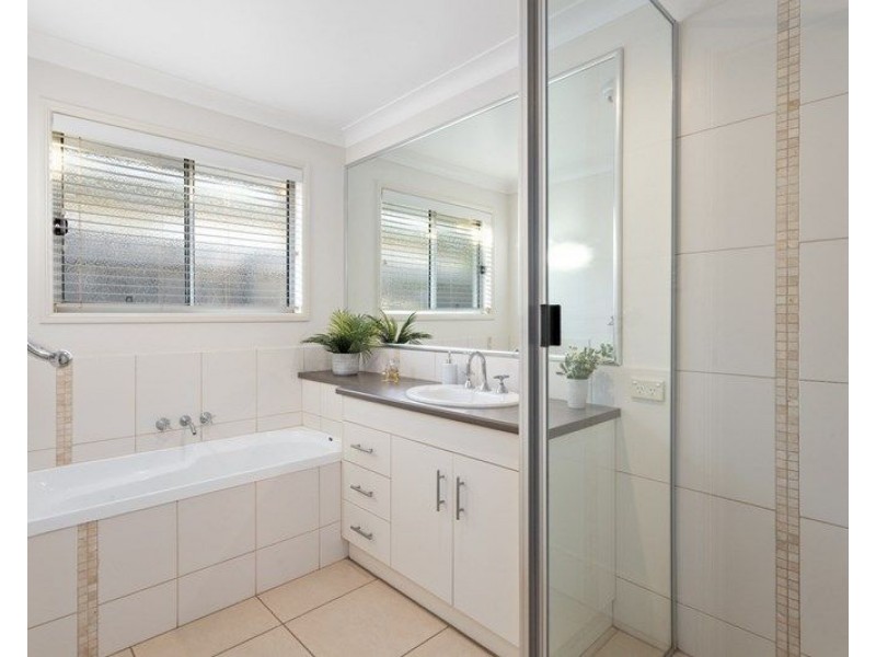20 Shelton Crescent, Kearneys Spring QLD 4350