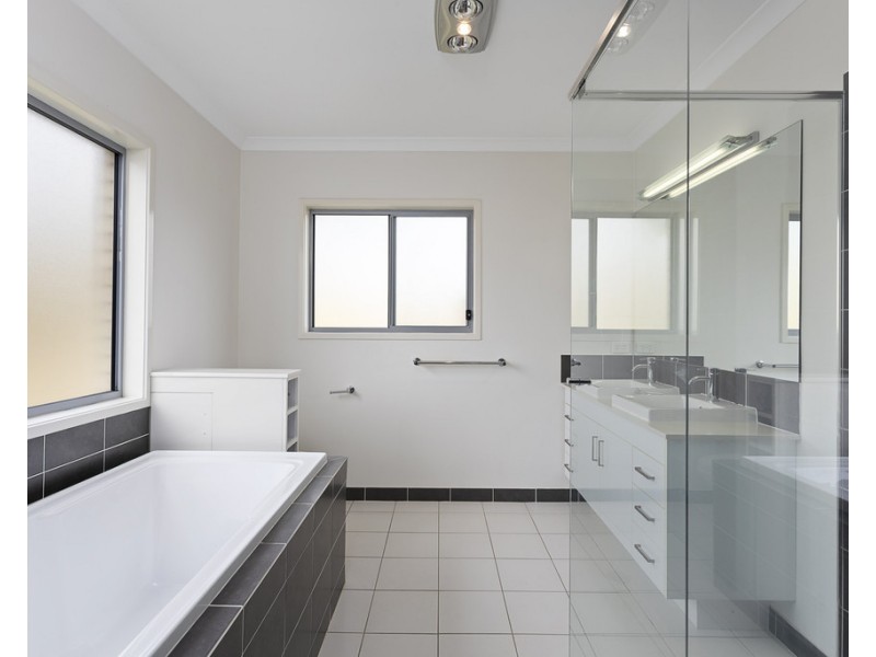 9 Belah Court, Withcott QLD 4352