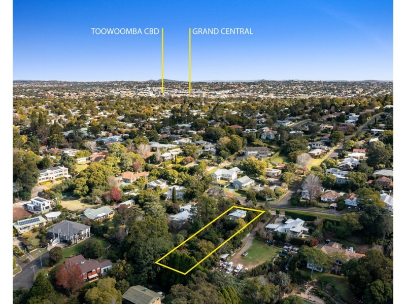 4 Curzon Street, Mount Lofty QLD 4350
